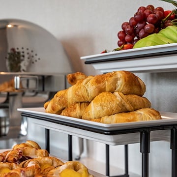 What are the options for breakfast and food at Cambria Hotel Columbia Downtown the Vista?